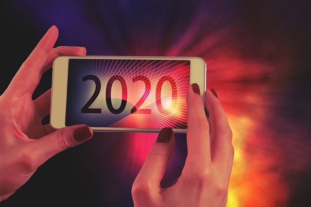 Free new year's day hands smartphone illustration