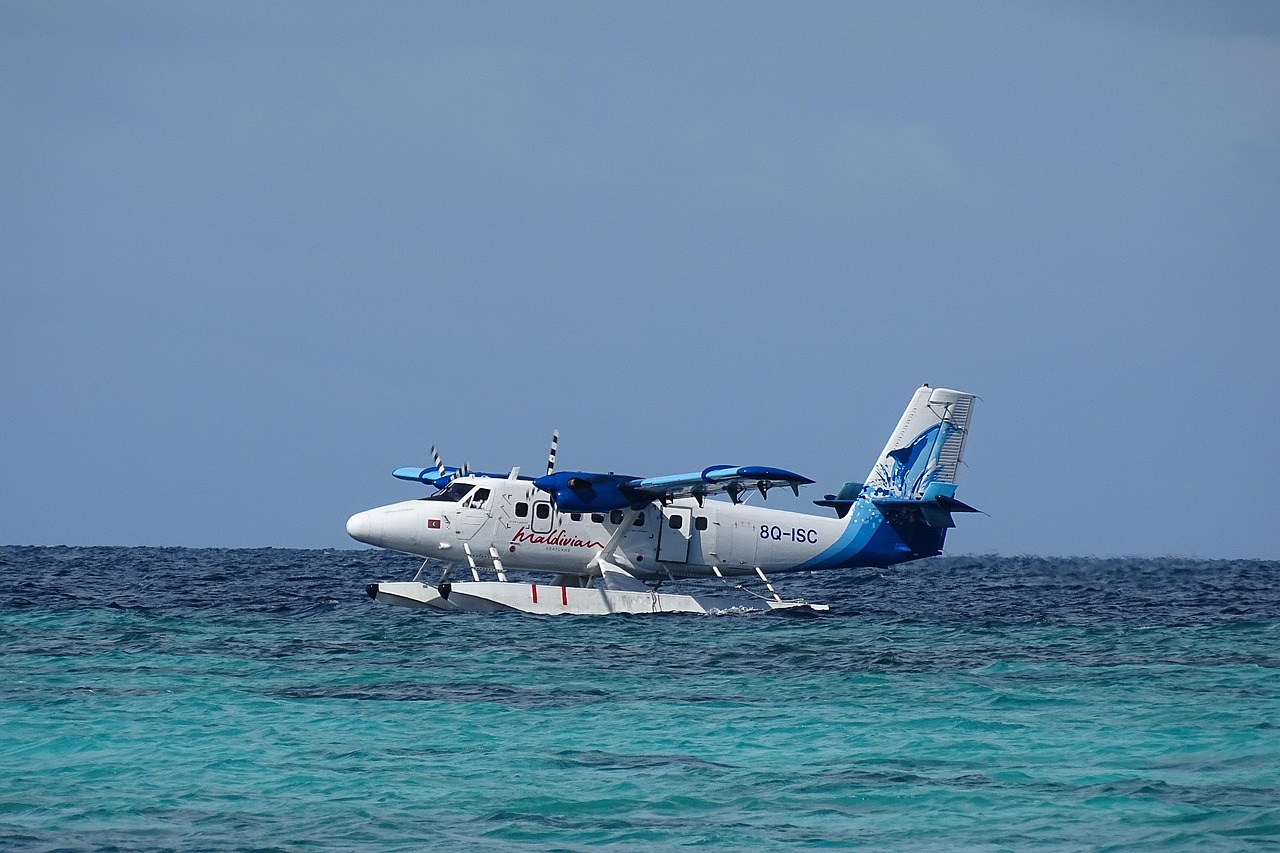 モルディブ上空を飛ぶ水上飛行機
