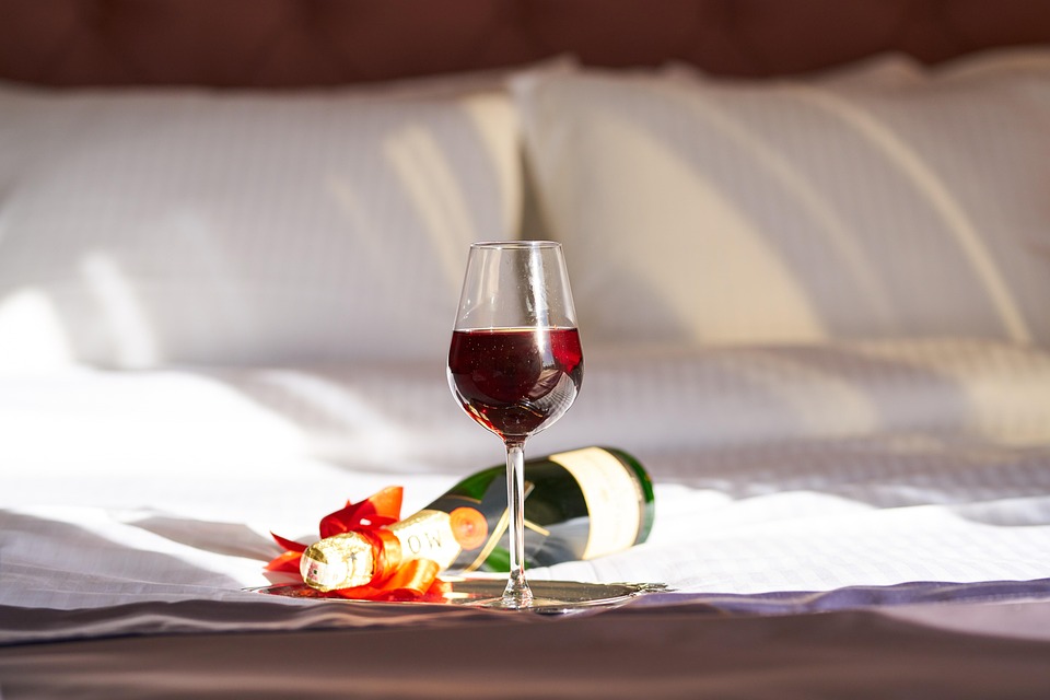 Vino, Un Brindis, Rojo, Botella, Cama, Romántica