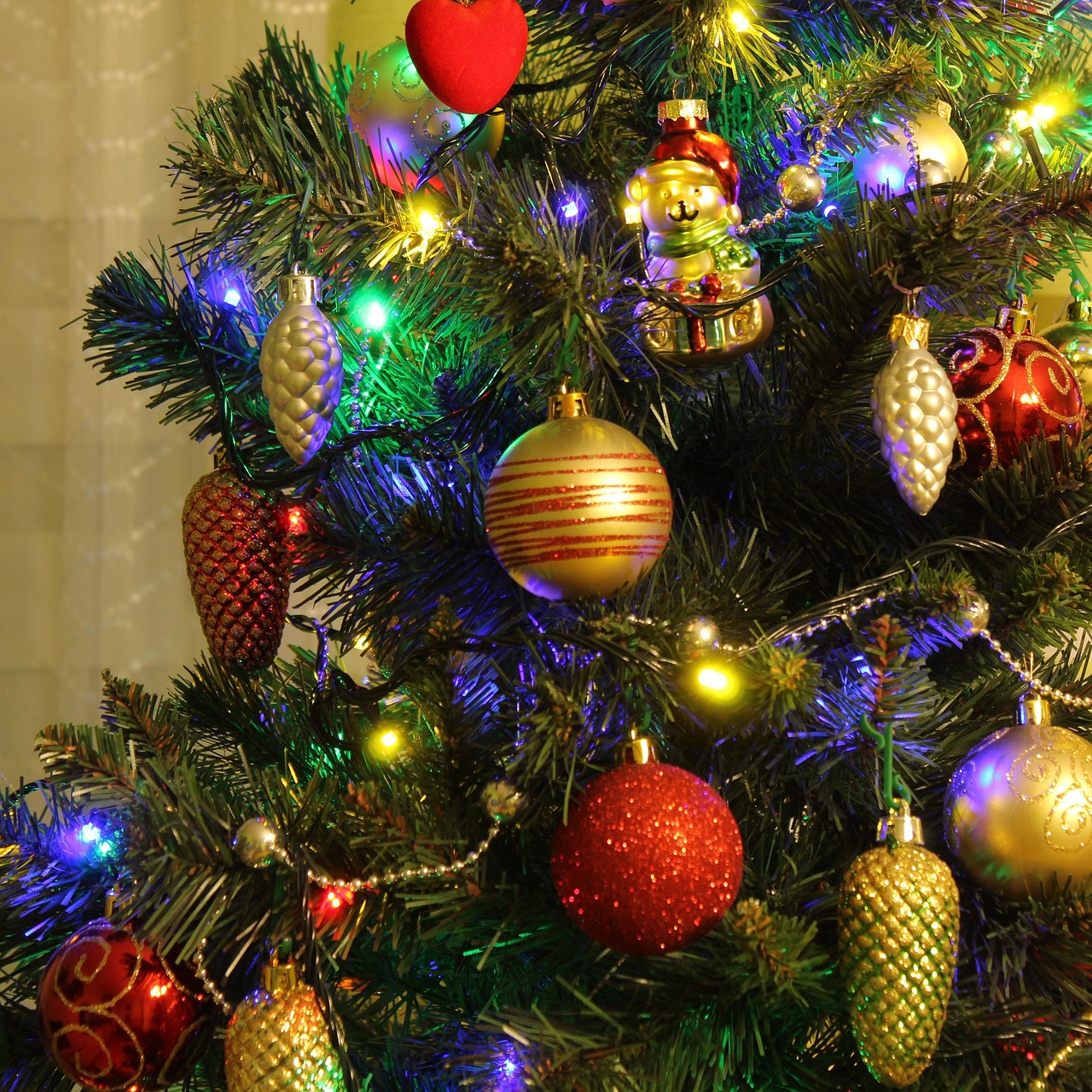 Árbol de Navidad polaco decorado con bombki