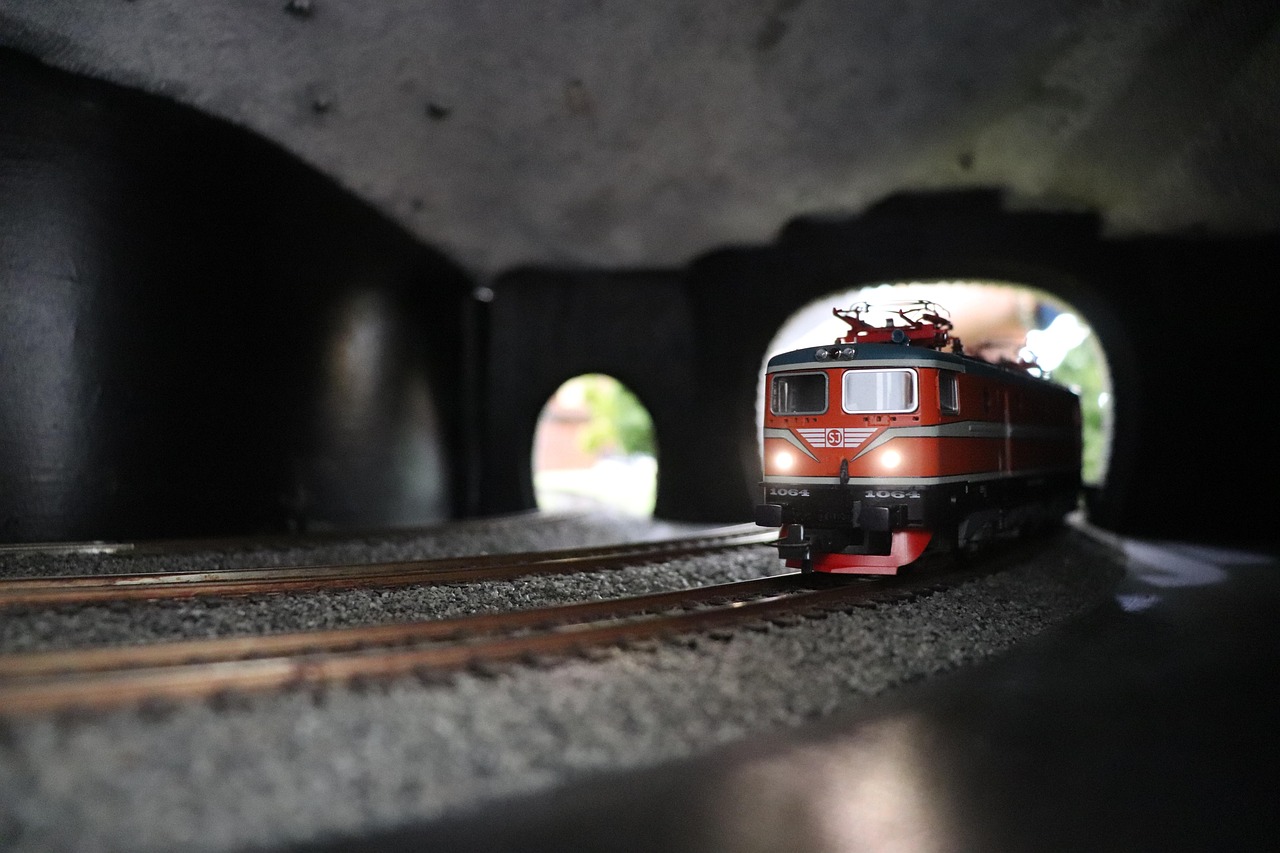 Electric Train - free online jigsaw puzzle photo