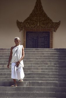 https://cdn.pixabay.com/photo/2020/01/02/10/52/monk-4735530__340.jpg