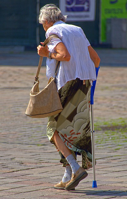 Frau, Seniorin, Behindert, Krücke
