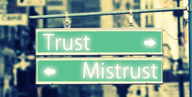 Trust, Méfiance À L'Égard