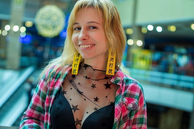 Junge Frau, Lächeln, Freude, Mode