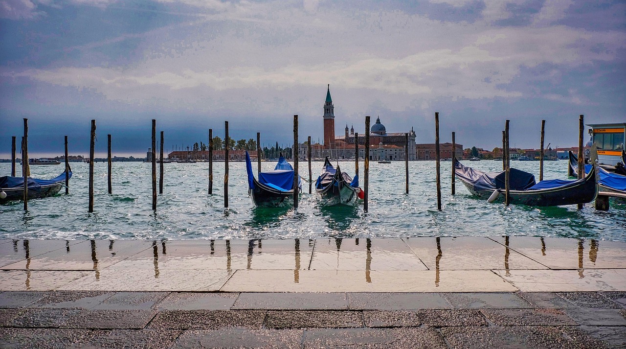 Gondolas - free online jigsaw puzzle photo