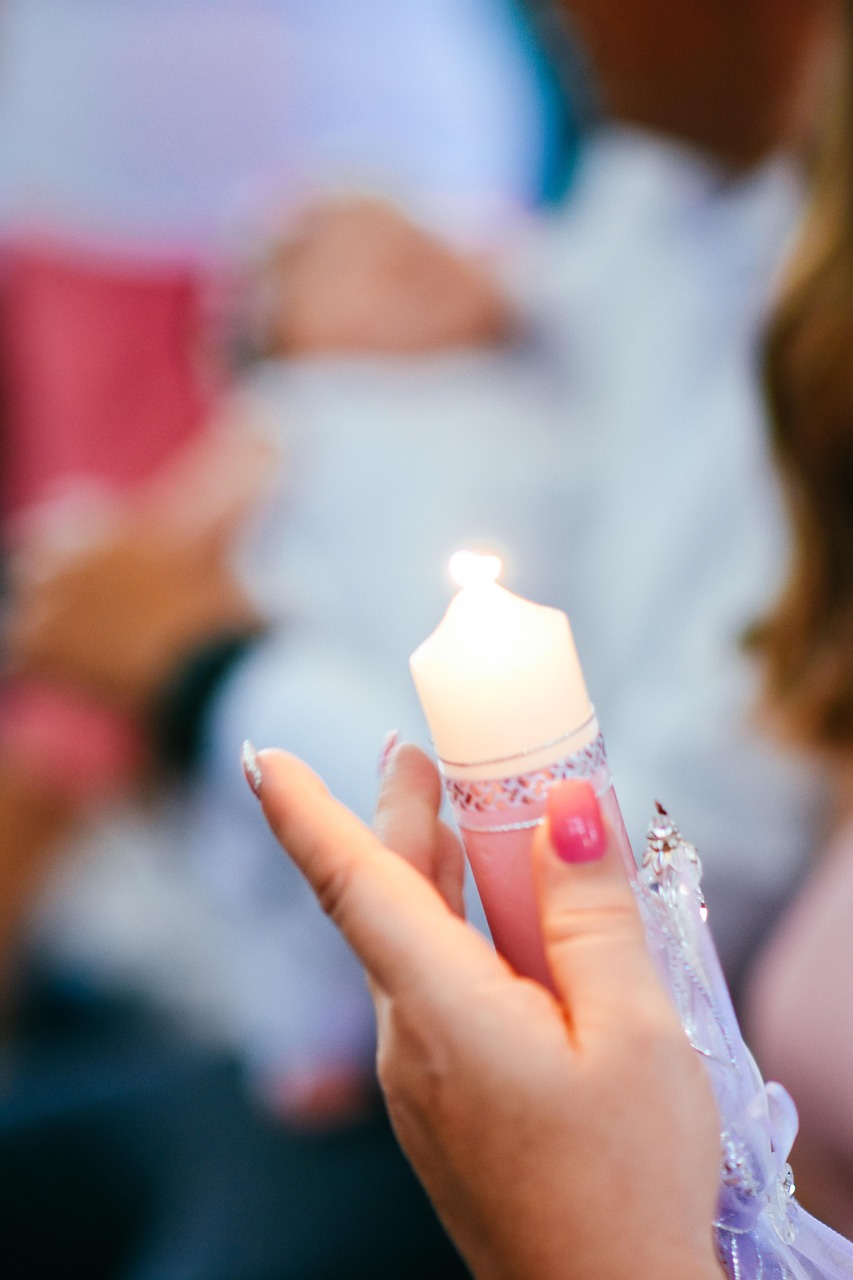 Ceremonia religiosa de bautismo con agua bendita