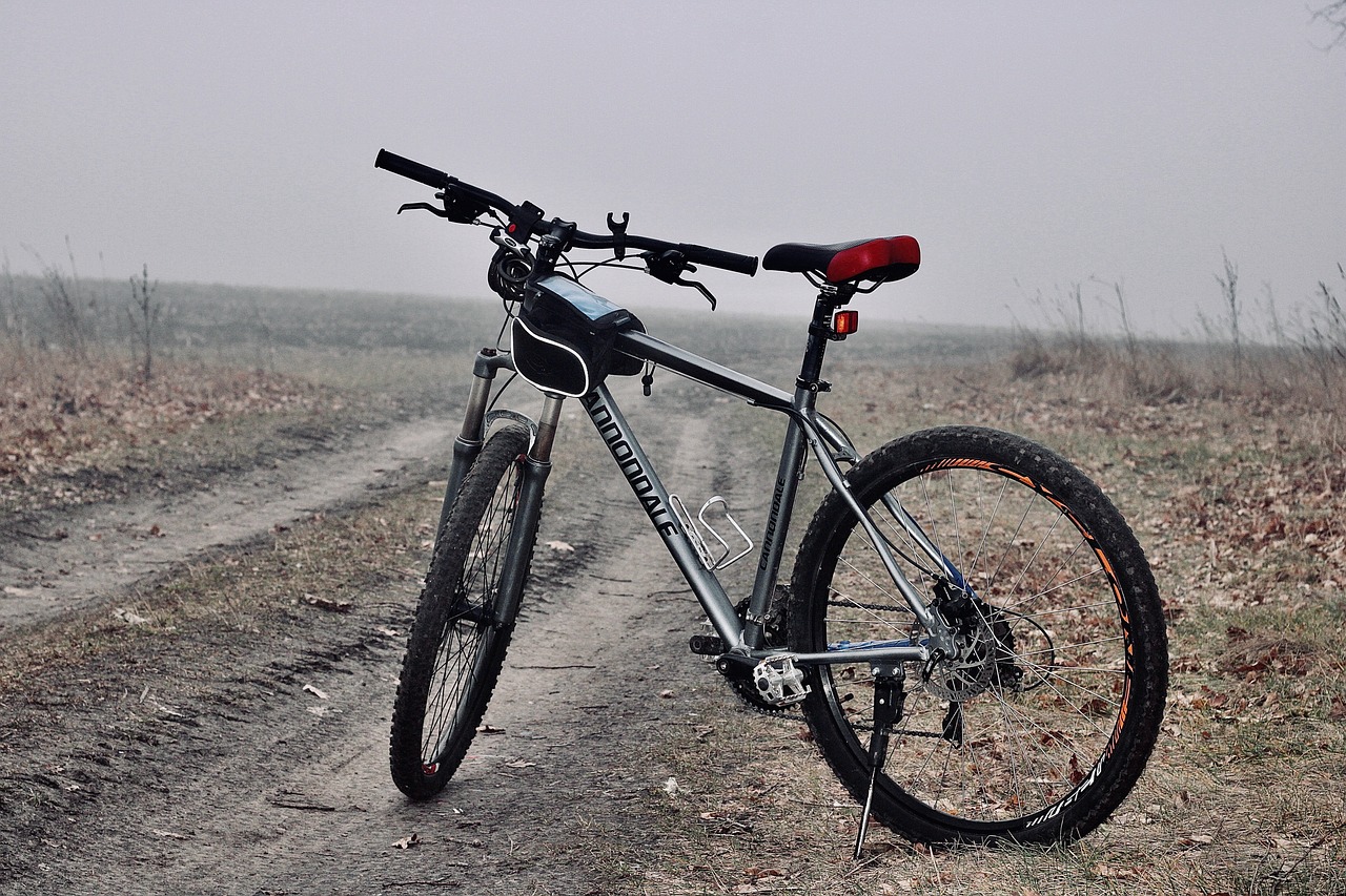 Wielrenner in mist op een koele ochtendrit, het weertype waarvoor kniestukken bedoeld zijn