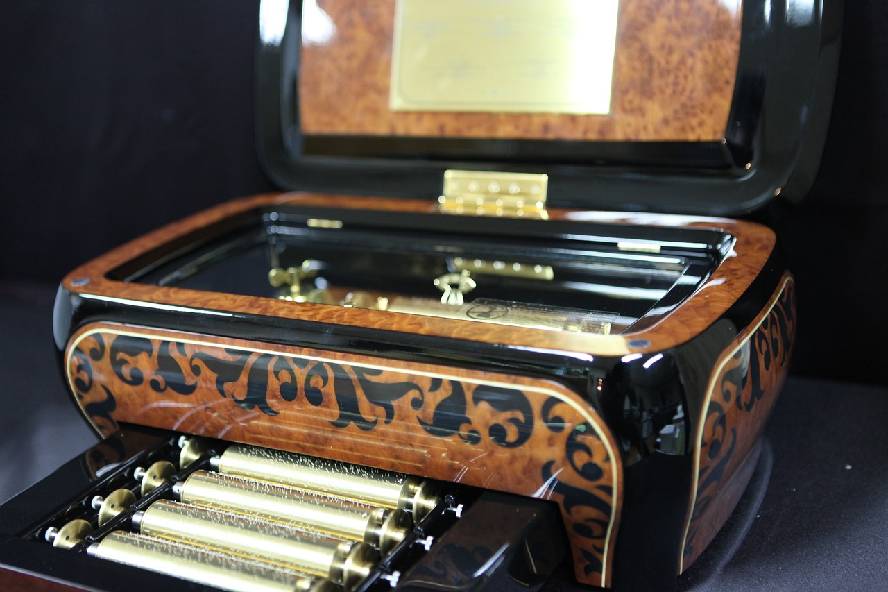 Antique Rising Skull Music Box - Free photo on Pixabay