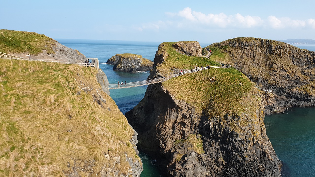 https://cdn.pixabay.com/photo/2020/02/27/11/14/rope-bridge-4884302_1280.jpg