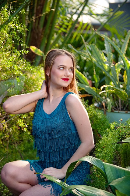 Jovem Mulher, Verdes, Fundo Flor