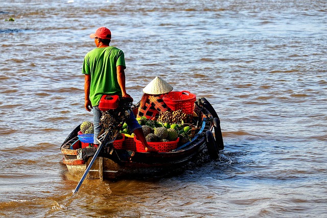 Vietnam, mekong, boat and vegetables — photo by Tho-Ge