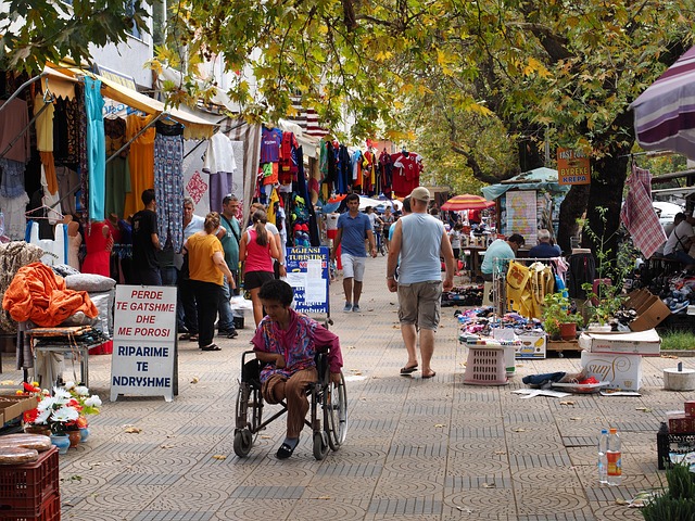Albanien, Shkodra, Vej, Fattigdom