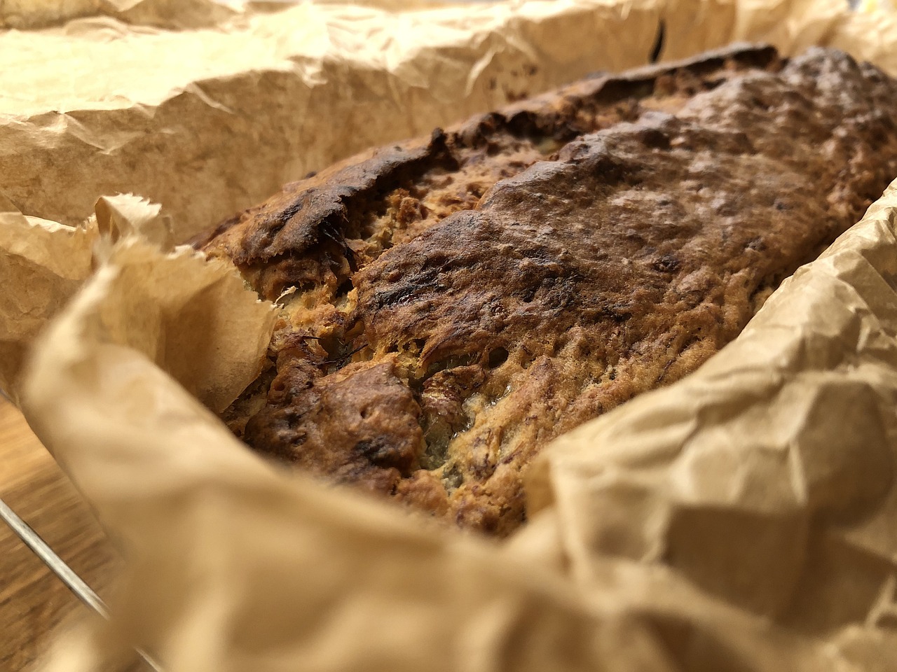 Banana bread is more than just a cozy breakfast treat—it’s a celebration of overripe bananas turned into moist, flavorful goodness. Whether you’re a baking beginner or a seasoned pro, this easy banana bread recipe will walk you through every step. Read on to master how to make banana bread that’s soft, sweet, and perfectly golden every time.