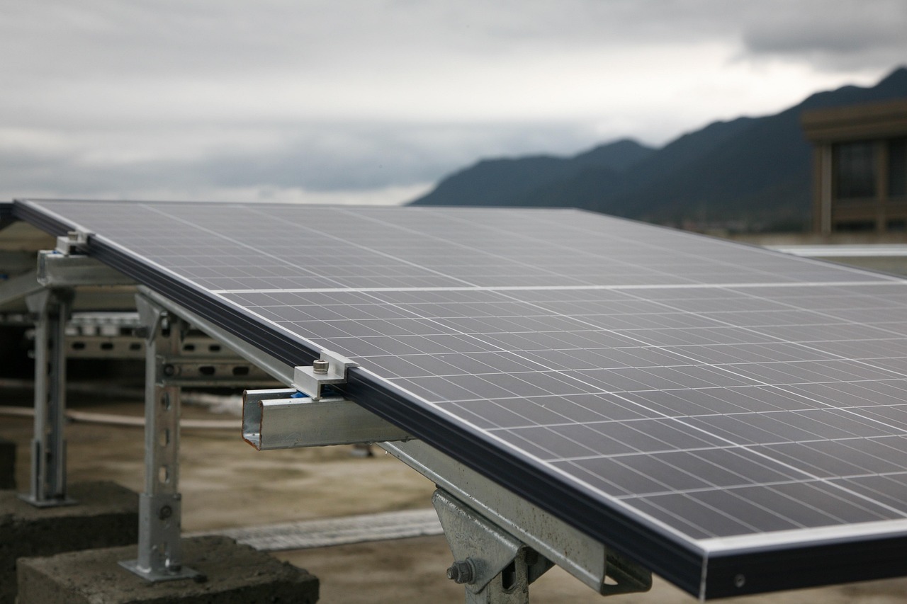 Panouri fotovoltaice într-un parc solar