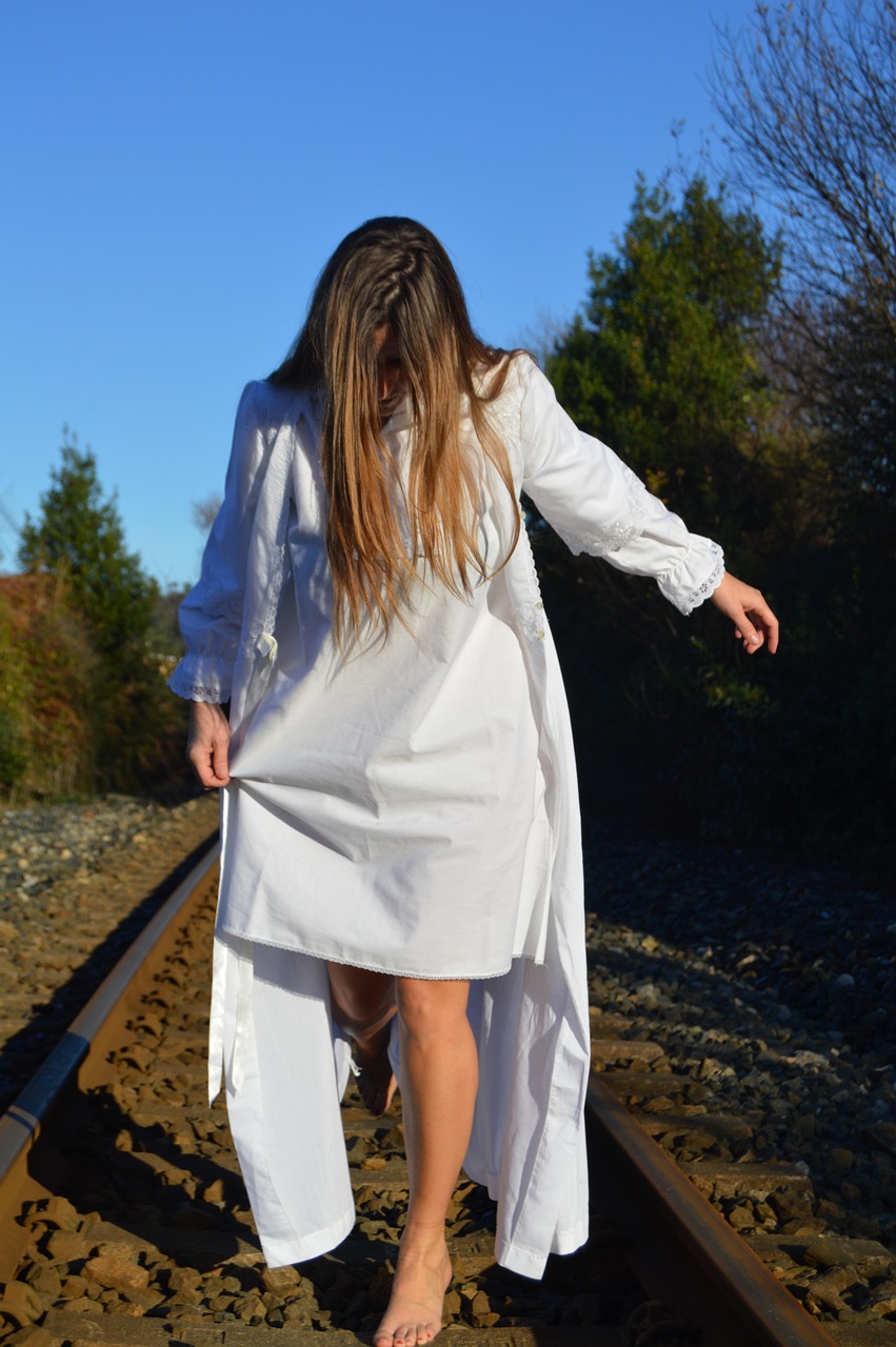 https://cdn.pixabay.com/photo/2020/04/16/17/30/train-5051648_1280.jpg