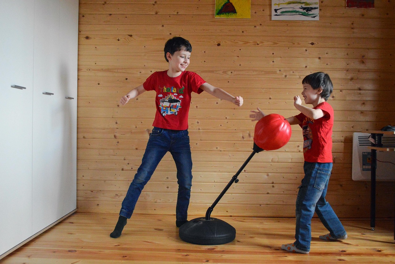 Trẻ tập luyện kickboxing với bao cát