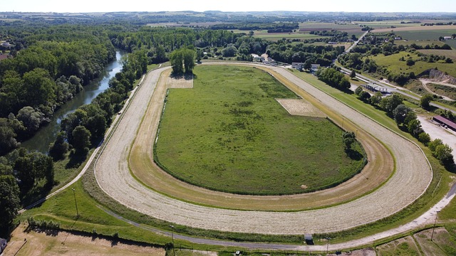 Free Hippodrome Montignac-Charente photo and picture