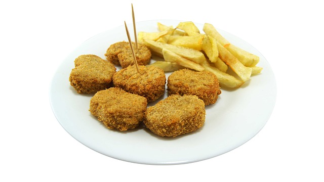 Обваляйте каждый кусок мяса в муке, затем в яйце, и наконец, в панировочных сухарях. Жарьте шницели на разогретой сковороде до золотистой корочки с обеих сторон. Подавайте с лимоном. Приятного аппетита!