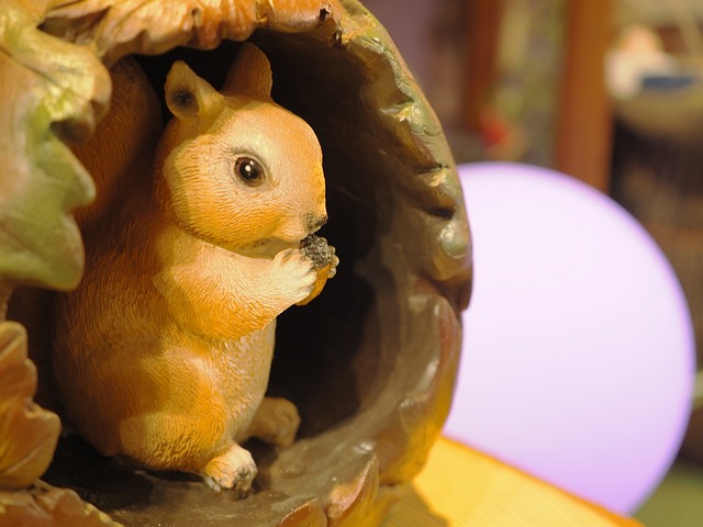 Eichhörnchen-Gartenfiguren Aus Harz – 2er Set, Ca. 5,3 Cm, Handbemalt Für Garten, Terrasse & Deko