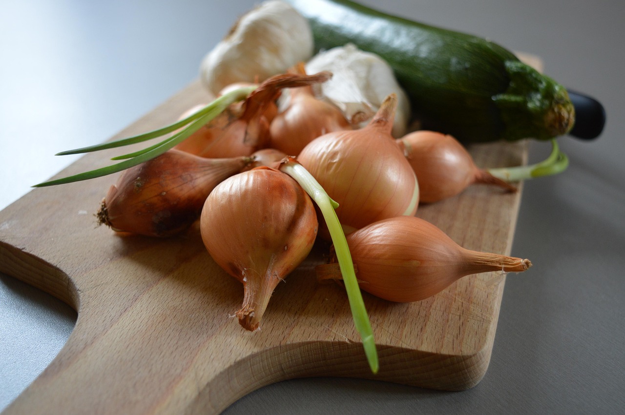 Ingrediente pregătite pentru gătit rapid: legume pe tocător