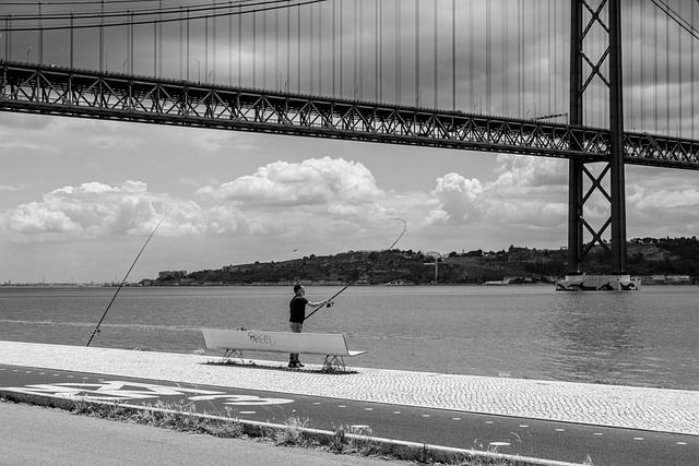 Lissabon, Brücke Des Flusses