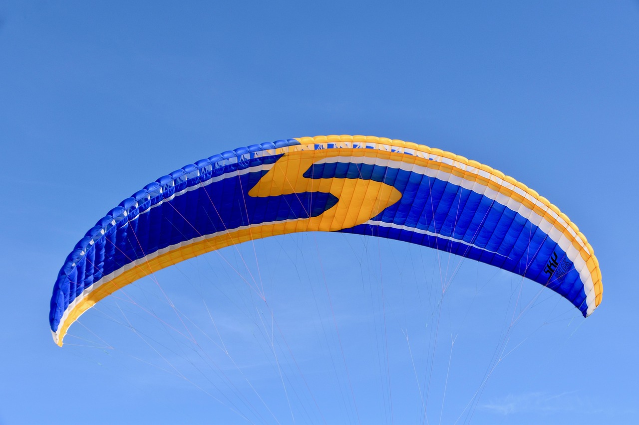paragliding-5272460_1280.jpg