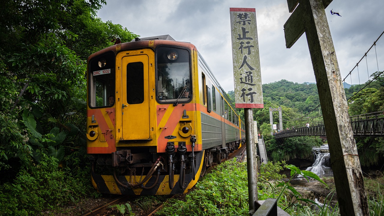 Train - free online jigsaw puzzle photo