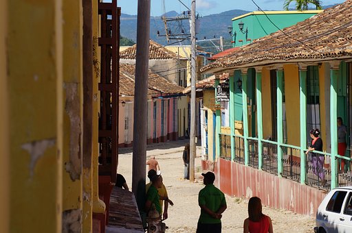 Calle, Balcón, Edificios, Postes, Gente