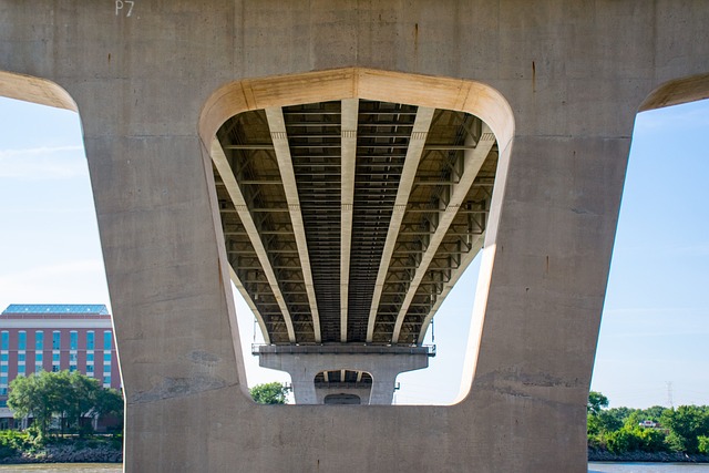 Pasajul Subteran, Beton, Trecere
