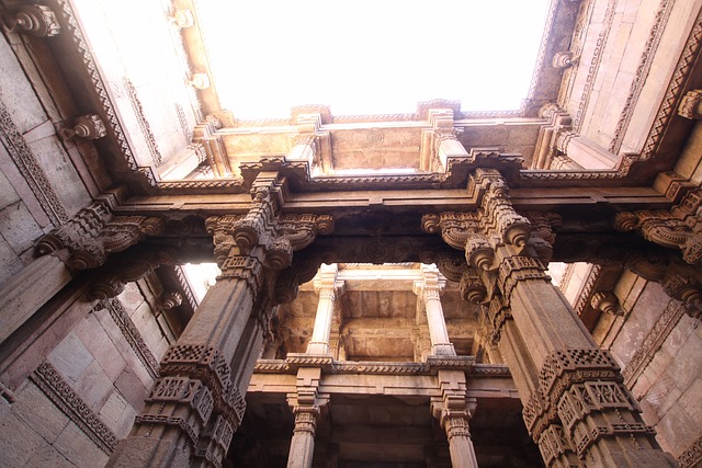 Starověký, Památník, Adalaj