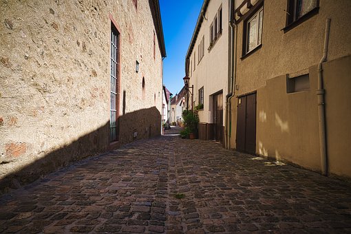 Bakgate, Asfalterte Veien, Arkitektur