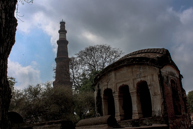 Free Qutab Minar Delhi photo and picture