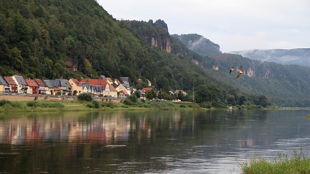 Free Houses River photo and picture