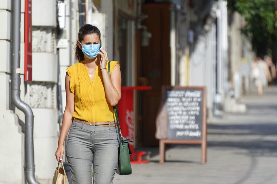 Mujer, Joven, Mascarilla, Caminar, Callejón, Calle
