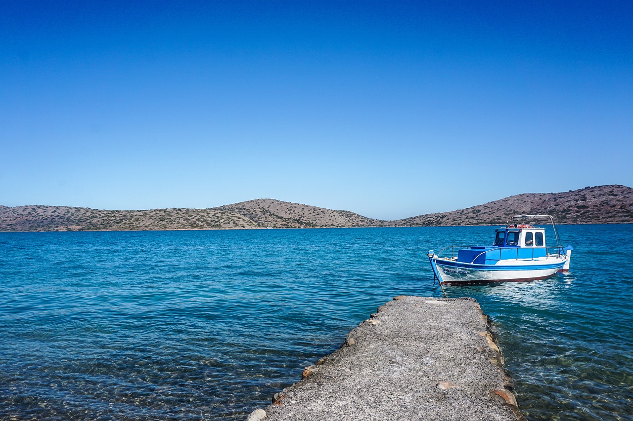 Vathy auf Samos mit Hafen und Stadtblick