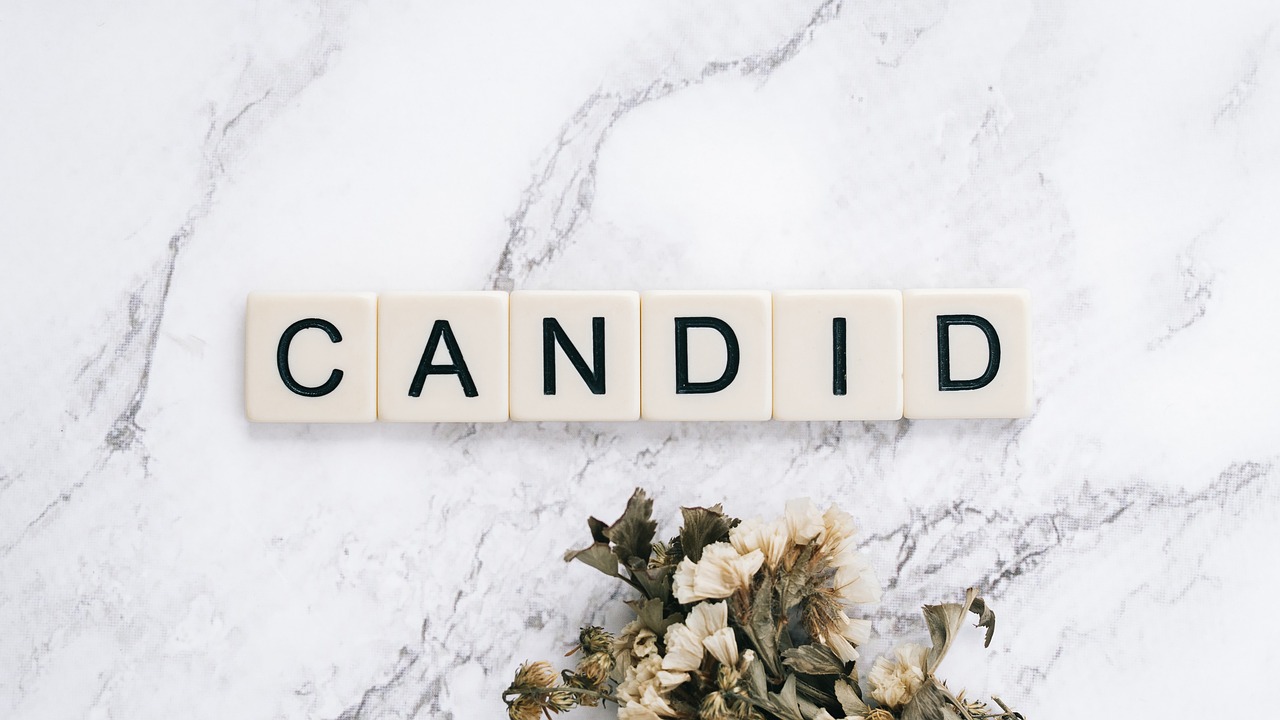 Candid - free online jigsaw puzzle photo