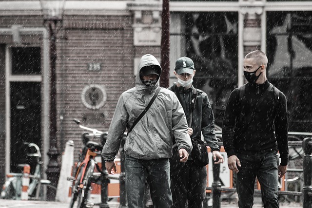 Männer, Kreuzung, Regen, Stadt, Urban