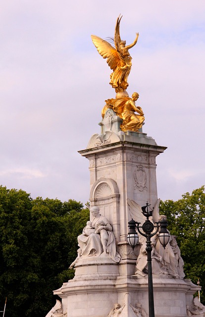 Free Buckingham Golden Statue photo and picture