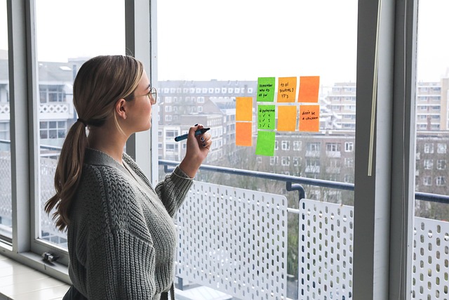 Vrouw, Kantoor, Notities, Raam