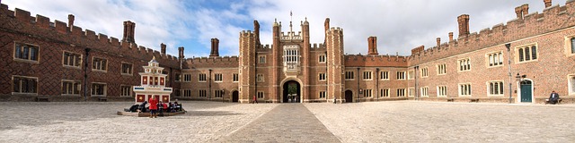 Free Hampton Court Palace English Castle photo and picture