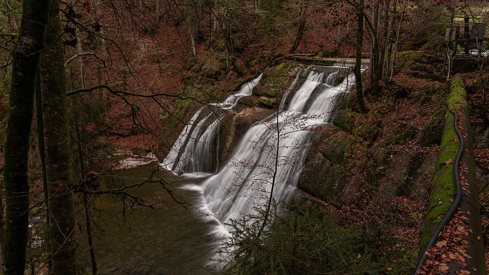 Tableau Toile 'Cascade En Forêt' Sous Un Pont - Prêt à Accrocher, Plusieurs Matériaux (bois, Lin, MDF), Dimensions à Vérifier
