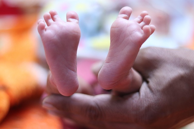 Mumma to be rosé med baby fötter
