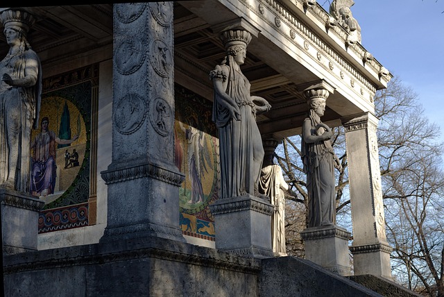 Munich, Ángel De La Paz, Arquitectura