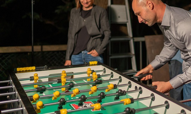 Tischfußball, Kickern, Wuzzler, Krökeln