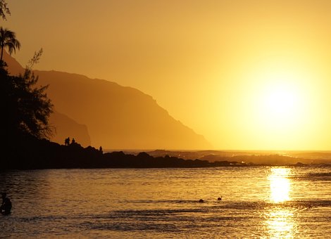 Sonnenuntergang, Ozean, Berge, Nebel