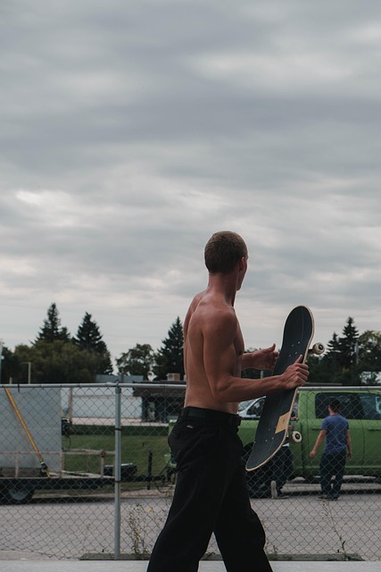 Skateboarding, Tineret, Om, Skateboard