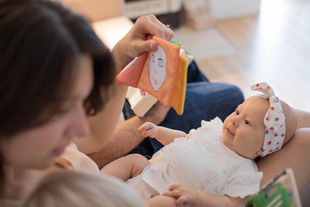 Bebé, Maternidad, Familia, Hija, Leyendo