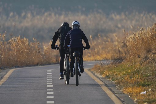 cyclistes sentier ombrage porquerolles