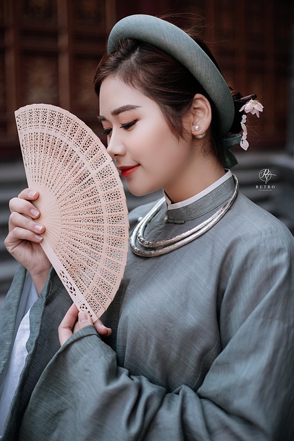 Free Traditional Dress Model photo and picture